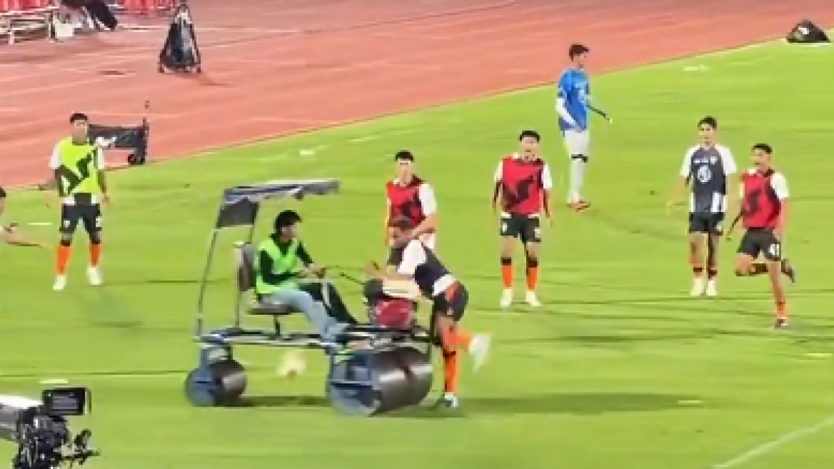 Video | Terrible accidente: un rodillo entró a la cancha y atropelló a un jugador que estaba en el calentamiento