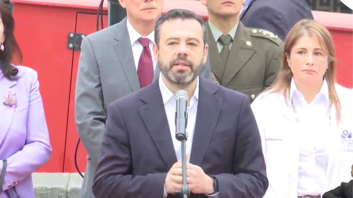 Dura respuesta del alcalde de Bogotá, Carlos F. Galán, a Gustavo Petro, quien lo señaló de ser cómplice del genocidio en Gaza: 'No sea irresponsable'
